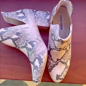 NEVER WORN Steve Madden Snake Skin Ankle Boots